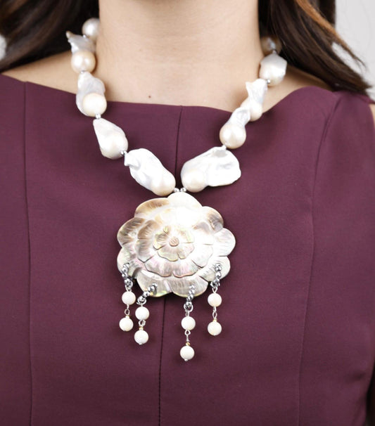 Collana Perle Scaramazze con Centrale Madre Perla Cesellato | Pezzo Unico Firmato Lory