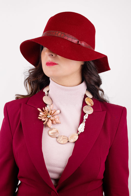 ✨Collana in Pietra di Luna, Perle di fiume e Perle Scaramazze con fiore centrale in resina cipria. Dettagli in Pirite rosé e chiusura gioiello. Pezzo unico.  Firmata Lory💎